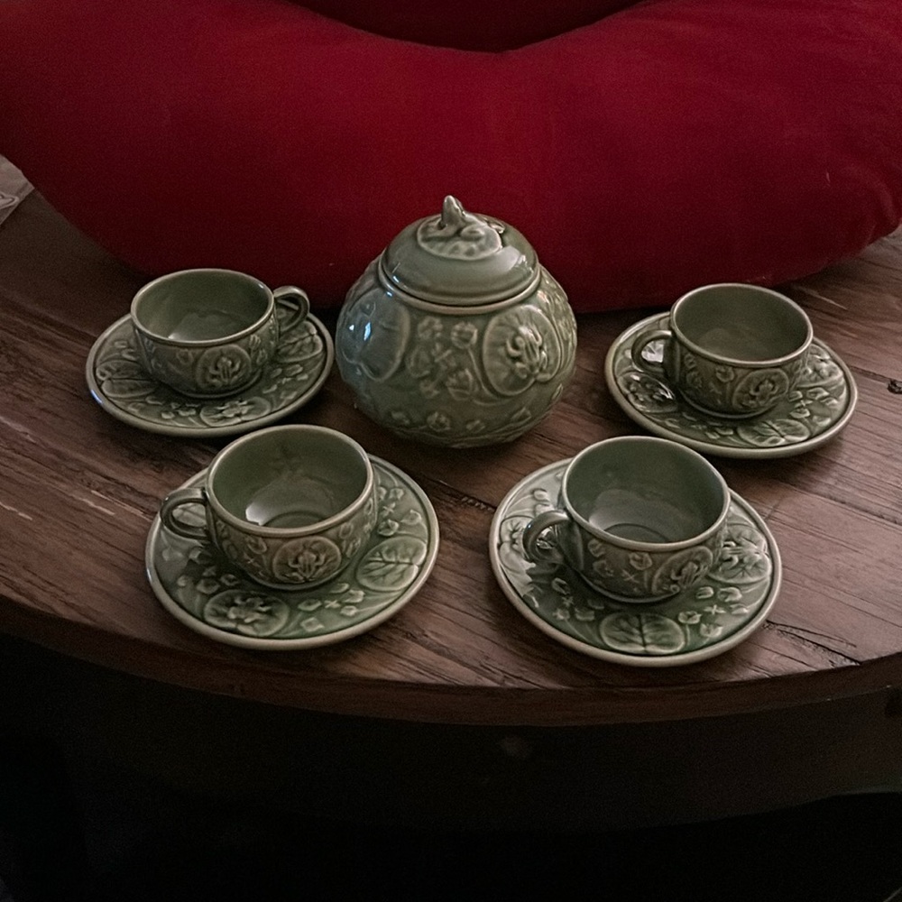 Bordallo Pinheiro Frog, Sugar Bowl & Lid 4 1/2" with 4 cups and 4 saucers